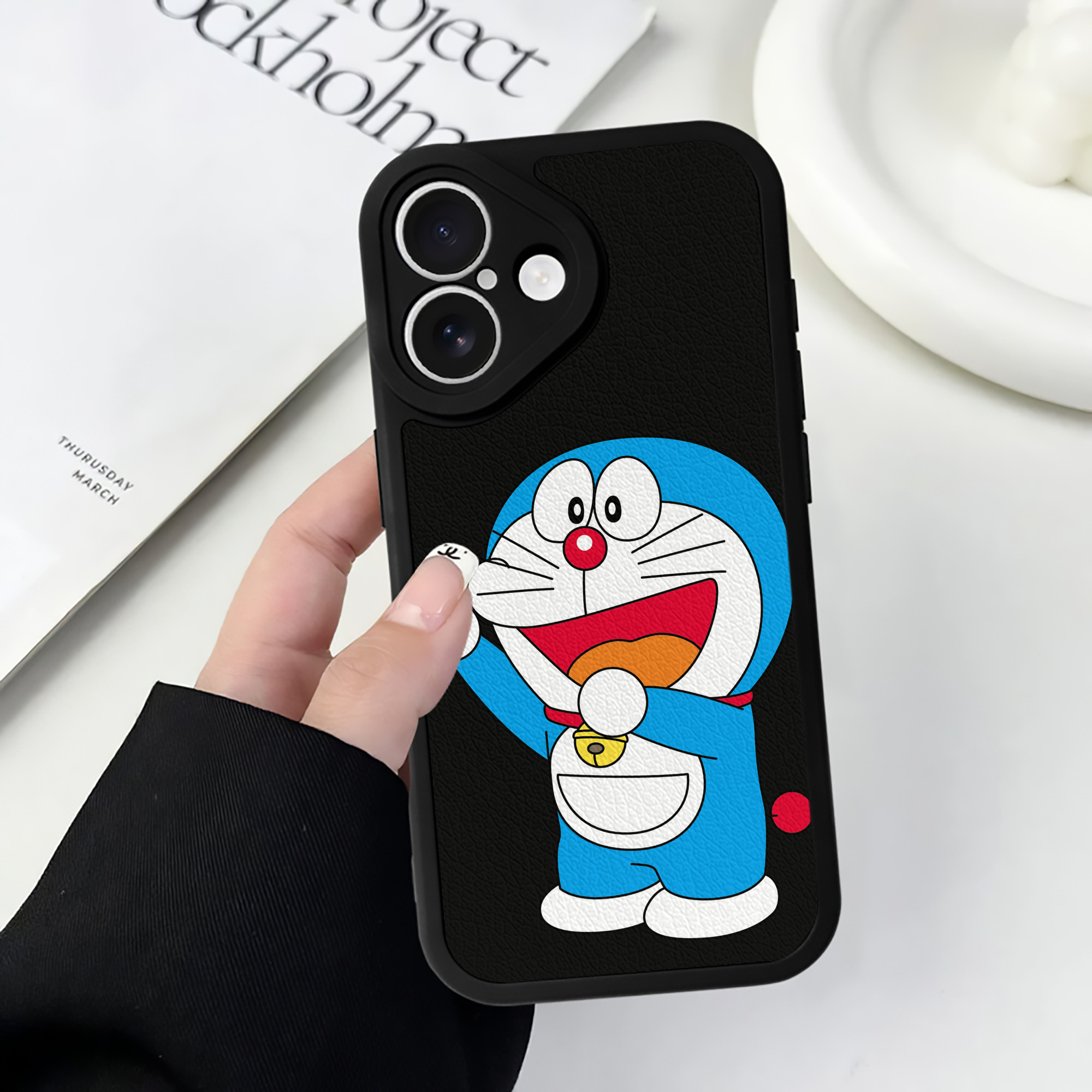 （画像用） ドラえもん Doraemon 【iPhone 16シリーズ対応】シリコンスマホケース（レザー調） 材質：シリコン